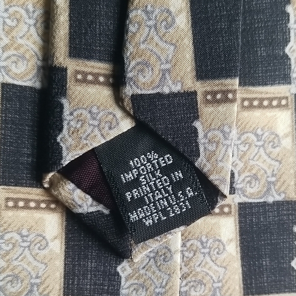 Elegant Black and Cream Men's Tie - Picture 4 of 6